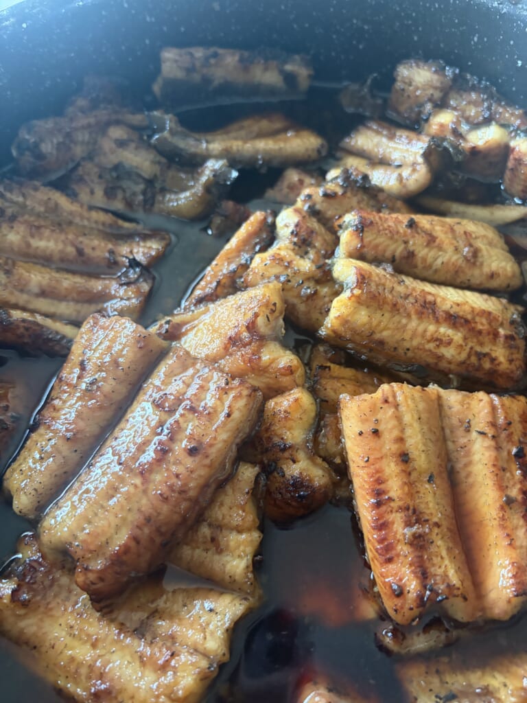 タレに浸かってつやつやに照りが出たウナギ